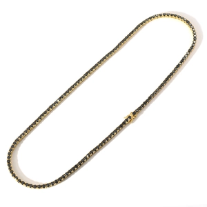 Detail der 4mm schwarzen Zirkonia-Tenniskette mit vergoldetem Metall und Verschluss