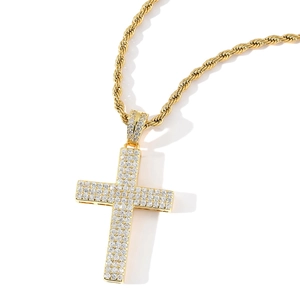 Primer plano de colgante cruz hip hop con tres filas de circonitas y cadena de cuerda