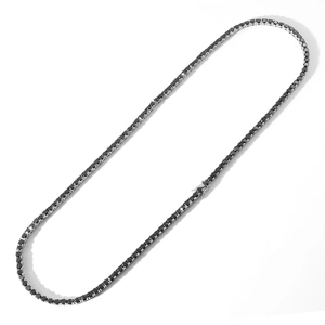 Nahaufnahme der 4mm schwarzen Zirkon-Tenniskette mit hochwertiger Krappenfassung in Gun-Black