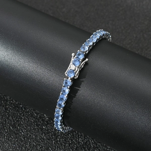 Eisblaues Zirkon 4mm Tennisarmband in Silberoptik auf einem schwarzen Display