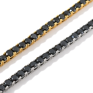 Schwarze Zirkonia-Tennisarmbänder in Gold und Silber auf einem sauberen weißen Hintergrund
