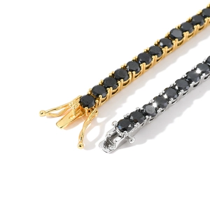 Makroaufnahme von Gold- und Silber-Tennisarmbändern mit schwarzen Zirkoniasteinen und Verschluss