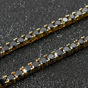 Makroansicht der 4mm Tennis Kette mit schwarzen Zirkonia Steinen und Goldfassung