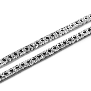 Makro-Detail der gunmetal-schwarzen Tennis-Kette mit präzise gesetzten schwarzen Zirkonia