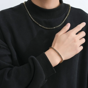 Herren Tennis-Kettenset in Schwarz mit 4mm schwarzen Zirkonia auf schwarzem Hoodie