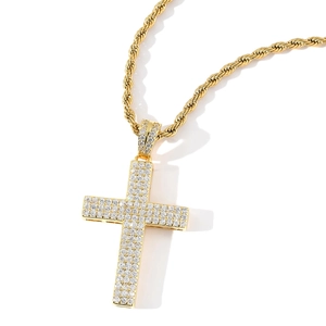 Collar hip hop con colgante de cruz dorada con tres filas de circonitas y cadena de cuerda