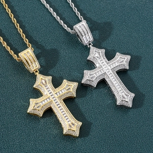 Pendentifs croix hip hop iced-out avec zircons carrés sur chaînes torsadées or et argent