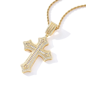 Pendentif croix hip hop avec zircons ronds et baguette sur une chaîne torsadée dorée