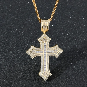 Détail macro d'un pendentif croix hip-hop doré avec zircons cubiques baguettes et ronds