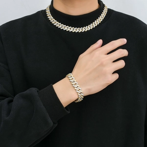 Détail du collier cubain 14mm style hip hop avec zircons micro-pave étincelants