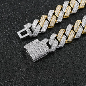 Détails macro de la chaîne cubaine bicolore 14mm sertie de zircons avec fermoir à cliquet