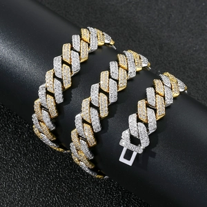 Détail de la chaîne cubaine 14mm glacée avec zircons micro-pavage en finition or et argent