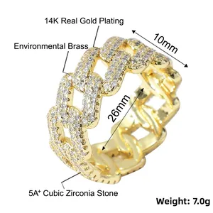 Dettaglio macro dell'anello cubano in zircone con larghezza 10mm e peso di 7,0g