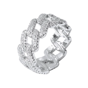 Vista macro dettagliata dell'anello a maglia cubana argento con zirconi micro-pavé
