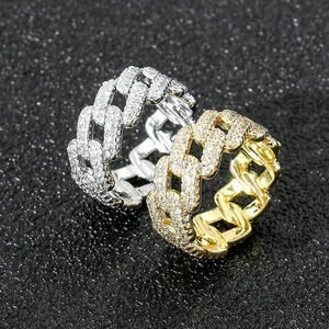 Dettaglio di anelli a catena cubana color oro e argento con zirconi micro-pavé incastonati
