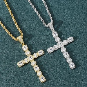 Détails des pendentifs croix hip-hop avec zircons rectangulaires sur chaînes torsadées or et argent