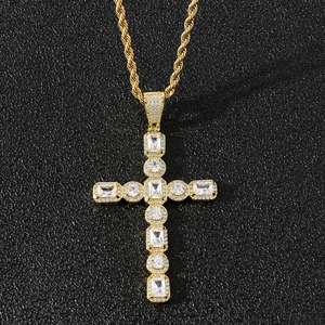 Collier hip-hop avec pendentif croix plaqué or et zircons brillants pour hommes