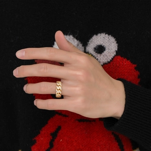 Hip-Hop-Ring in Gold-Optik mit Zirkonia-Steinen im klassischen Panzerketten-Design