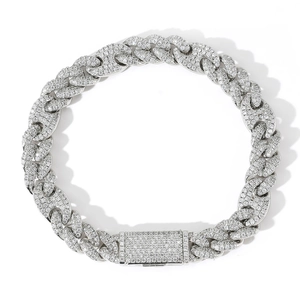 Hip hop 10mm brede cubaanse schakelarmband met micro-pave zirkonia op witte achtergrond