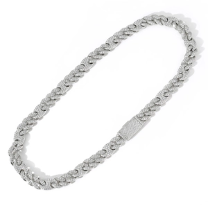 Detail van 10mm zilveren cubaanse schakelketting met zirkonia en een stevige sluiting