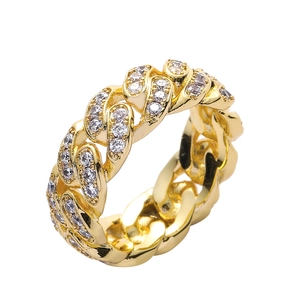 Makroaufnahme von Hip-Hop-Stil 8mm Gold-Panzerketten-Ring mit Pavé-Zirkon-Steinen besetzt