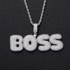 Pendentif lettre BOSS argenté avec zircons sur fond de cuir noir texturé