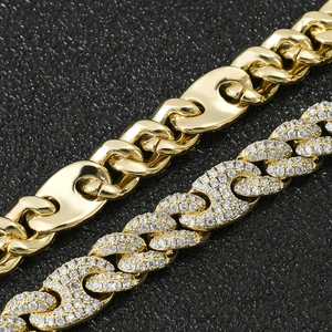 Macro-opname van 10mm vergulde mariner-schakelketting met micro-ingelegde zirkoon