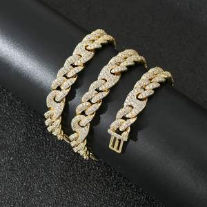 Macro-opname van 10mm gouden Cubaanse schakelketting met zirkonia en 'B' letter sluiting