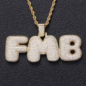 Pendentif FMB doré glacé avec pierres en zircone sur collier à chaîne torsadée pour hommes