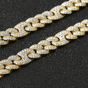 Detail van 10mm gouden Cubaanse schakelketting met ingelegde zirkonia voor hiphop-stijl