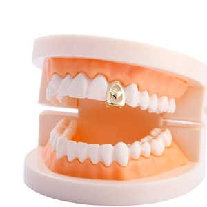 Gepolijste gouden enkele tand grillz met hol hartontwerp voor hiphop liefhebbers