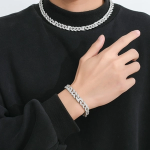 Iced-out 10mm Cuban link ketting en armband set met witte zirkonia op een model