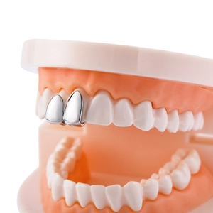 Set grillz hip hop in argento lucido per due denti singoli su sfondo bianco