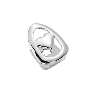 Detail van de zilveren holle hartvormige grillz met steruitsparing in stoere streetwear-stijl