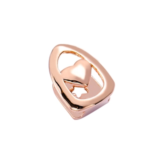 Detail van een roségouden enkele tand grillz met hartreliëf en ster-vormige uitsnede