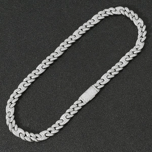 Detail van de 10mm hiphop ketting met micro-pave zirkonia en cubaanse schakels in zilver