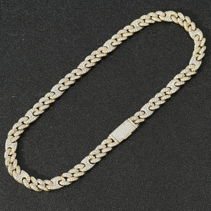 Detail van 10mm hiphop cubaanse ketting met micro-pave zirkonia en een veilige sluiting