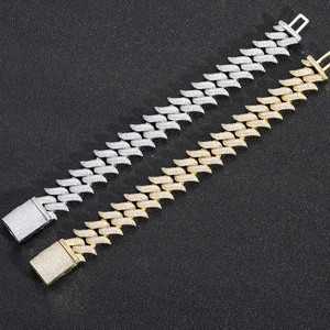 Vue détaillée des bracelets cubains Miami en argent et or avec sertissage complet de zircons