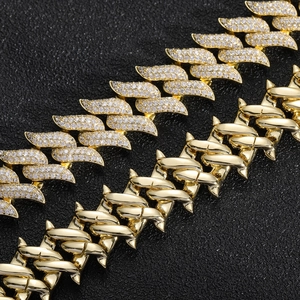 Détail d'un bracelet gourmette Miami de 18mm avec texture épines et zircons cubiques