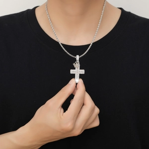 Pendaglio a croce con corona hip hop in argento con zirconi micro-pave su catena a corda