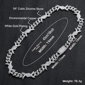 Détail de la chaîne cubaine avec épines et pierres de zircone cubique serties en micro-pavé