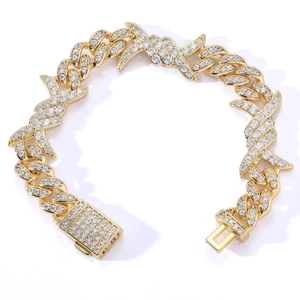 Gros plan détaillé sur un collier cubain doré avec motif d'épines et zircons blancs