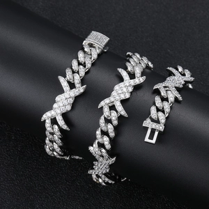 Détail du collier chaîne cubaine hip hop avec design d'épines et zircons blancs