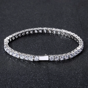 Bracelet tennis argenté avec rangée de zircones de 5mm et fermoir à ressort