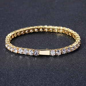 Détail du bracelet tennis de 4mm avec zircons cubiques et fermoir rectangulaire chic