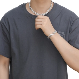Détails du collier et du bracelet à maillons cubains épineux argentés sertis de zircones