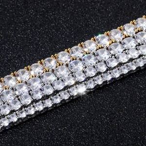 Détail macro d'un collier tennis multi-rangs avec zircons brillants en deux tons d'or