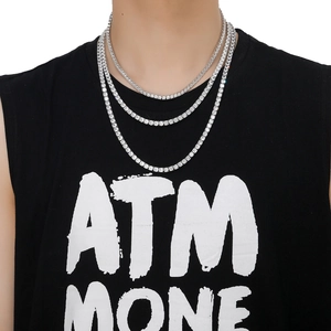 Collier tennis argenté à trois couches avec zircons ronds pavés porté par un mannequin
