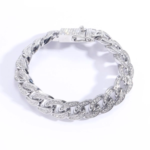 Dettaglio della catena cubana hip hop da 13mm in argento con pavé di zirconi lucidi