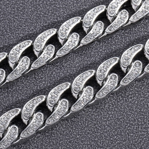 Macro dettaglio della catena cubana d'argento da 13 mm con incastonatura di cristalli